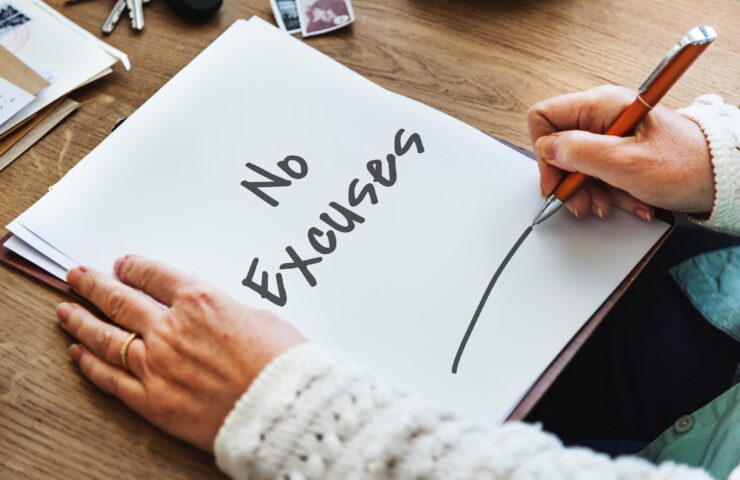 vrouw schrijft "no excuses" op stuk papier