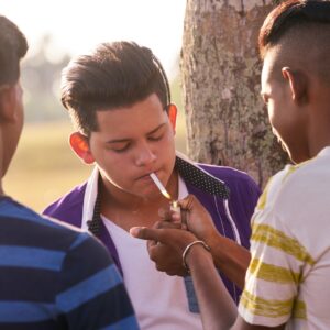 Waarom roken mensen: Jongeren die experimenteren met roken