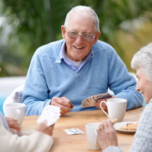 groep mensen op leeftijd spelen kaartspel