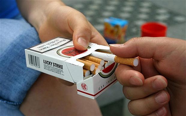 sigaret aannemen. roken
