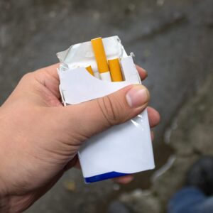 pakje sigaretten op straat