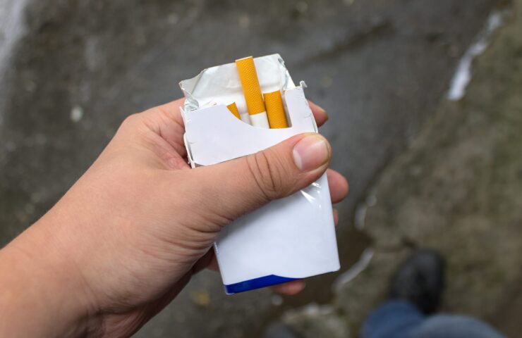 pakje sigaretten op straat