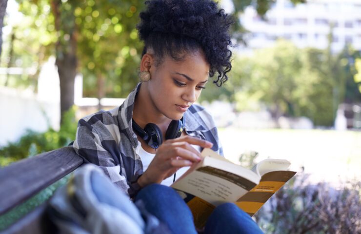 vrouw zoekt ontspanning na het stoppen met roken en leest een boek