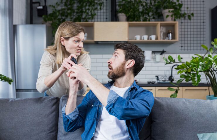 vrouw met kort lontje pakt telefoon van man af