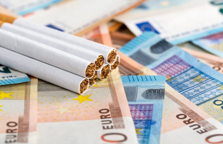sigaretten die liggen op vijftig euro briefjes