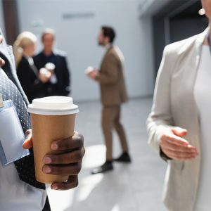 Mensen die in hun pauze buiten koffie drinken