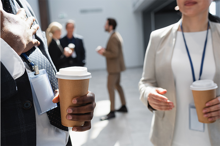 Mensen die in hun pauze buiten koffie drinken