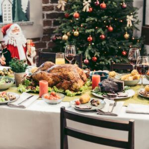 Gedekte tafel voor het kerstdiner