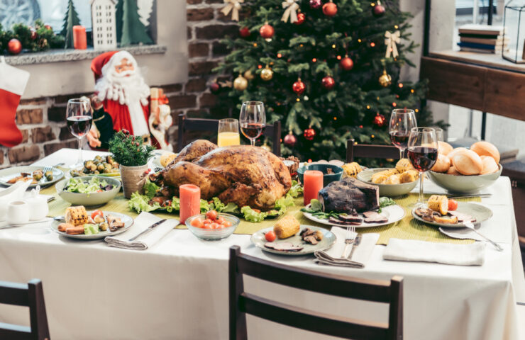 Gedekte tafel voor het kerstdiner