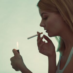 minder roken: vrouw die 1 sigaret per dag rookt