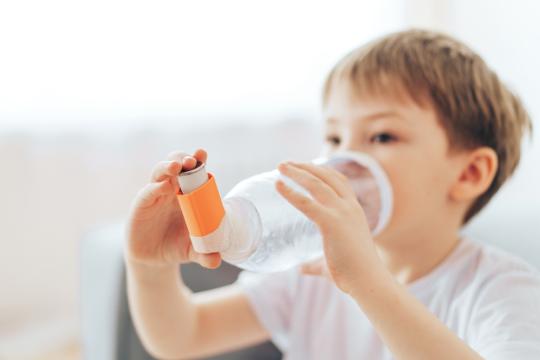 Kind met astma met inhalator