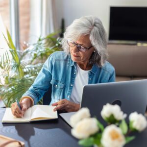 vrouw schrijft motivatie om te stoppen met roken in notitieboekje