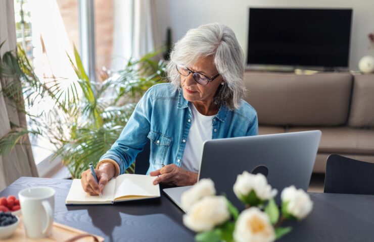 vrouw schrijft motivatie om te stoppen met roken in notitieboekje