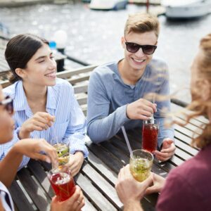 Groep vrienden in de zomer rookvrij op het terras