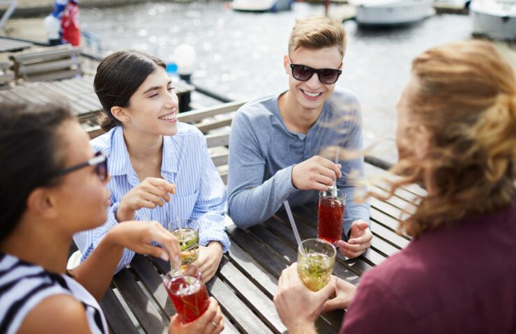 Groep vrienden in de zomer rookvrij op het terras